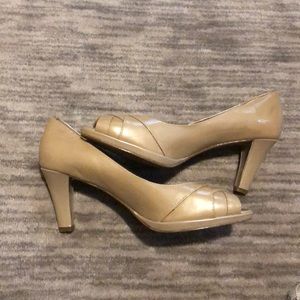 ⭐️3/1$10⭐️ Liz Claiborne peep toe nude pump